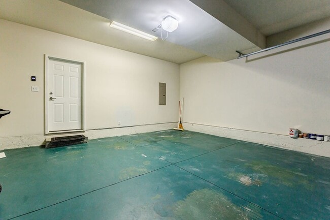 Building Photo - 1095 E Paces Ln