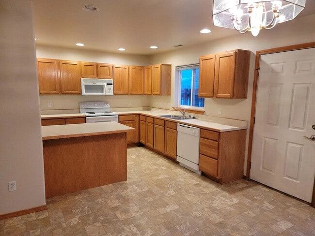 Building Photo - 3 Bedroom 2.5 Bath Townhouse