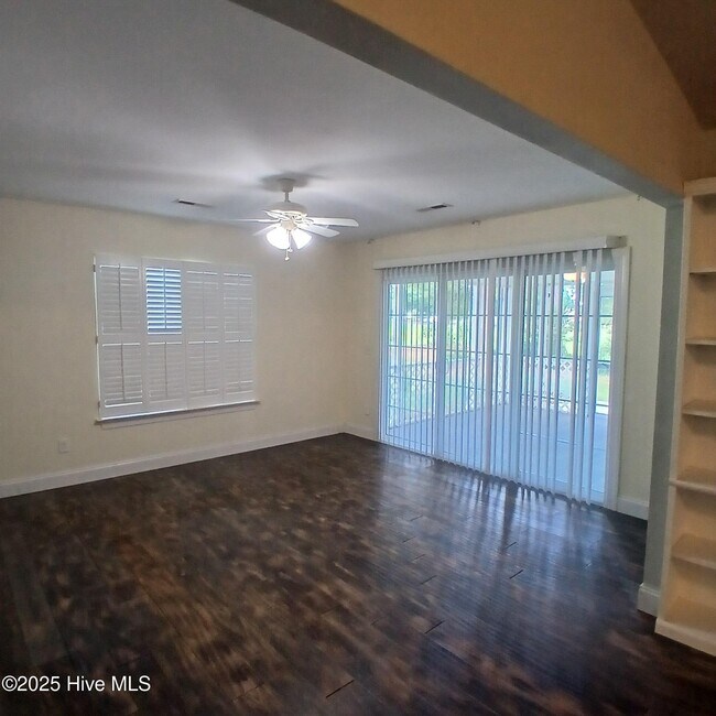 Building Photo - 4999 Glen Cove Dr SE