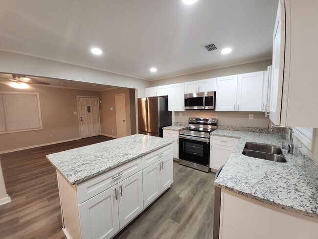 Building Photo - Classic Ranch-Style Living – 4 Bed, 2 Bath Gem!