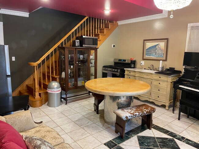 Building Photo - 176 Schools Dr