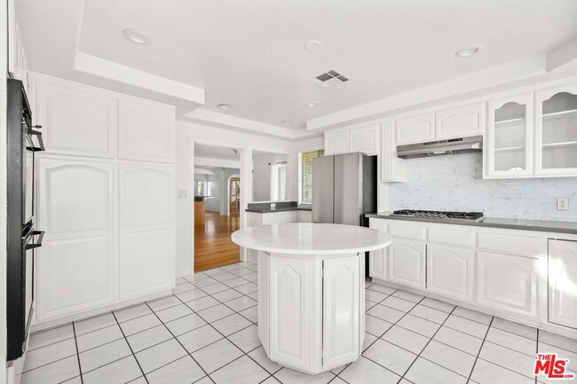 Building Photo - 1050 Centinela Ave