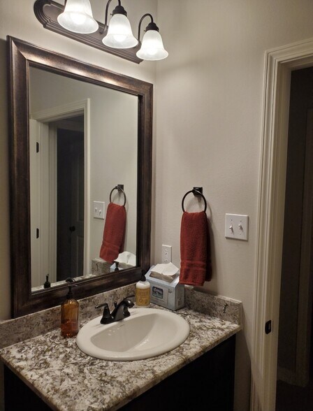 Building Photo - 1608 Pinecrest Dr