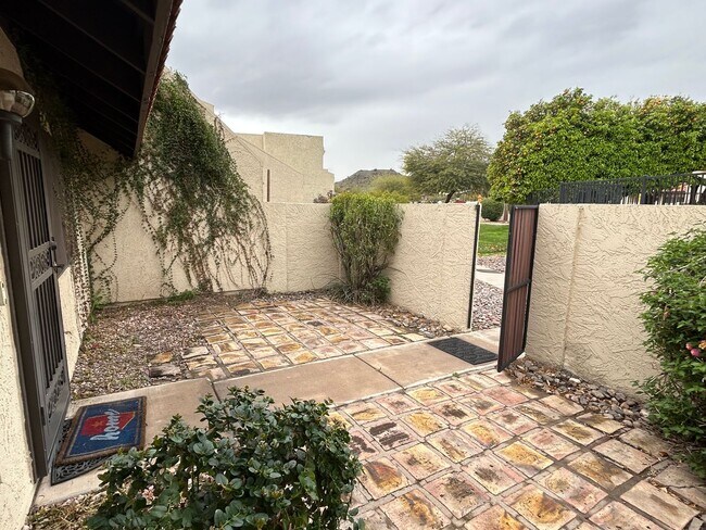 Building Photo - 2 bed + Bonus Room/Loft and 2 car garage