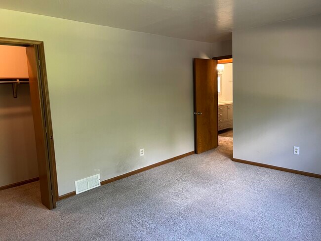 Building Photo - 717 Tallmadge Rd
