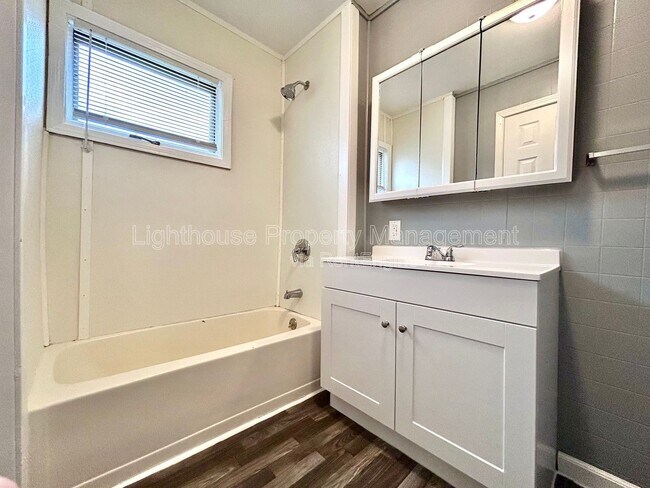 Building Photo - 1461 Leahy St