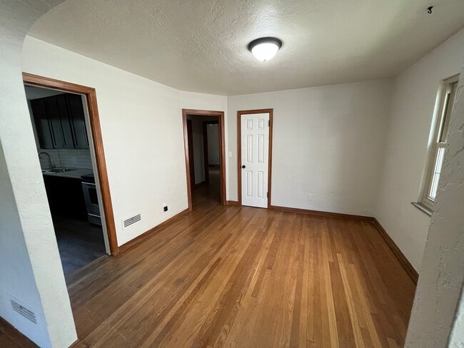 Building Photo - 3063 Sunset Dr - A