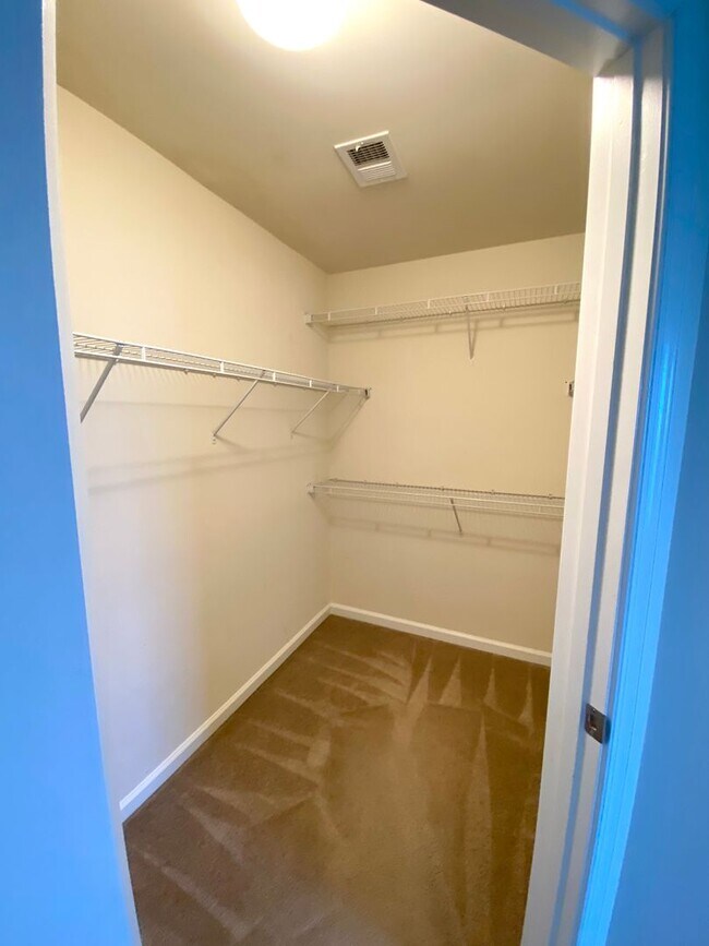 Building Photo - JUST REDUCED!!!!  3 Bedroom Townhome in Waynesboro!