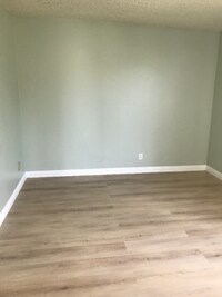 Building Photo - 714 S Barbara St