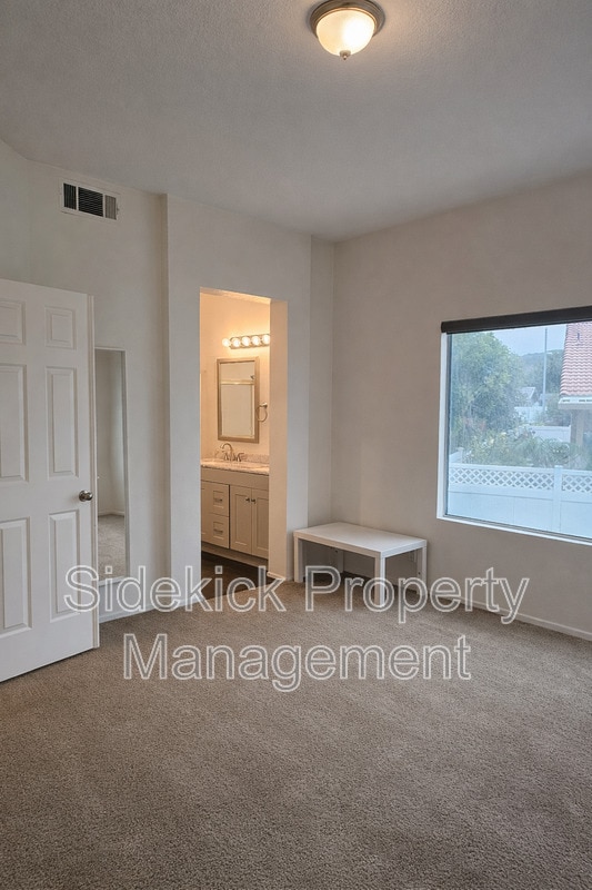 Building Photo - 1054 Fox Ct