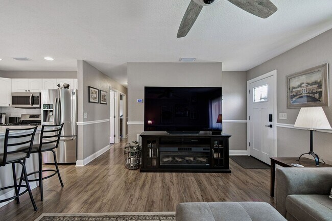 Building Photo - Elevated 3-Bed, 2-Bath, Corner-Lot Gem in the Heart of Palmetto