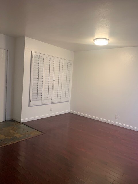 Building Photo - 849 E Victoria St