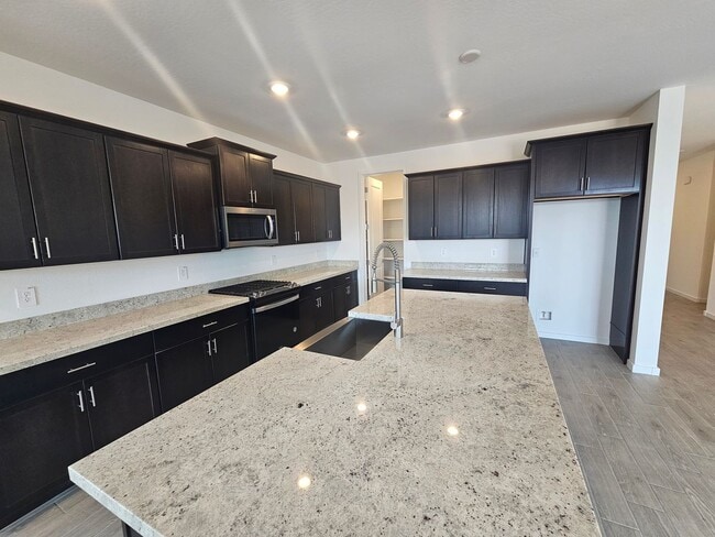 Building Photo - Beautiful new build w mountain views