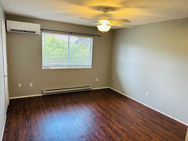 Building Photo - Charming Condo Conveniently Located