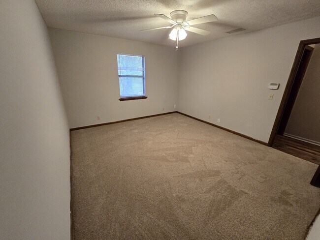 Building Photo - 425 Sunnyside Dr