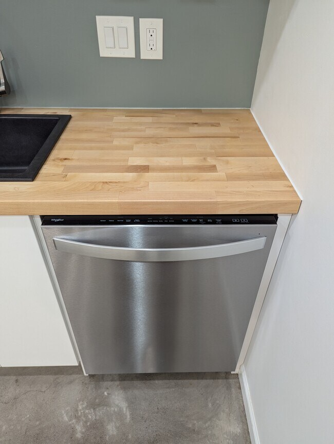 Building Photo - 2818 NE FREMONT ST