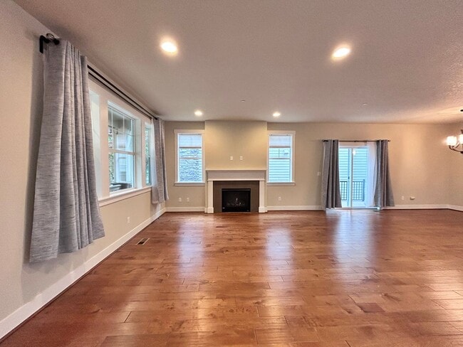 Building Photo - Incredibly Large 4 Bed 2.5 Bath Charmer!