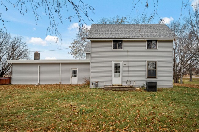 Building Photo - Beautiful Home on Acreage