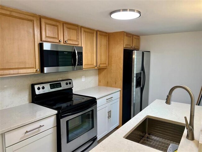 Building Photo - 2840 NE 33rd Ct