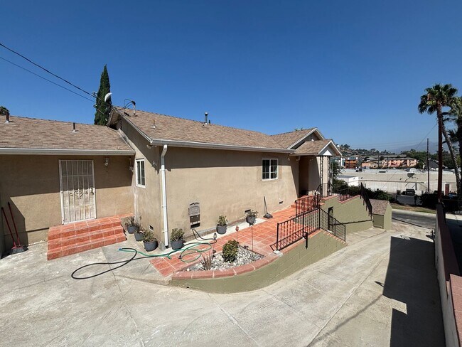 Building Photo - Beautiful 3-Bedroom Single-Story Home in Los Angeles!