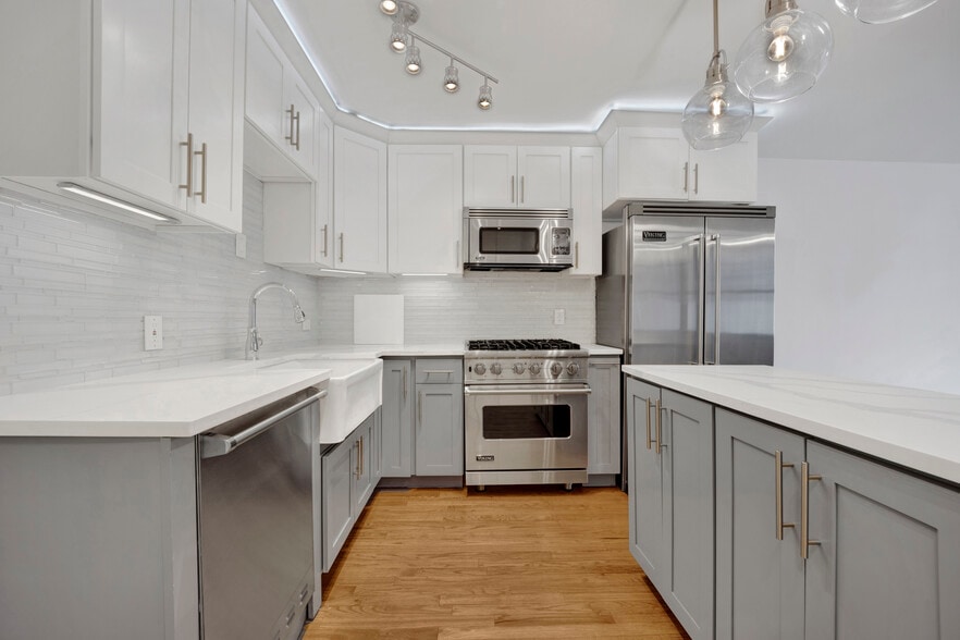 Building Photo - 129 E Bellevue Pl