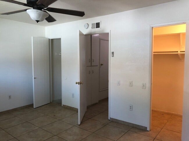 Building Photo - Santa Ana townhome style.  2 bed, 1 1/2 ba...