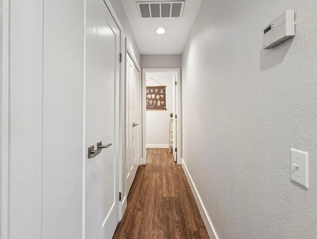 Building Photo - 641 Centre Ct