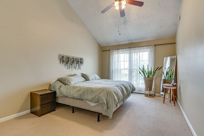 Building Photo - Top Floor Condo with Loft!