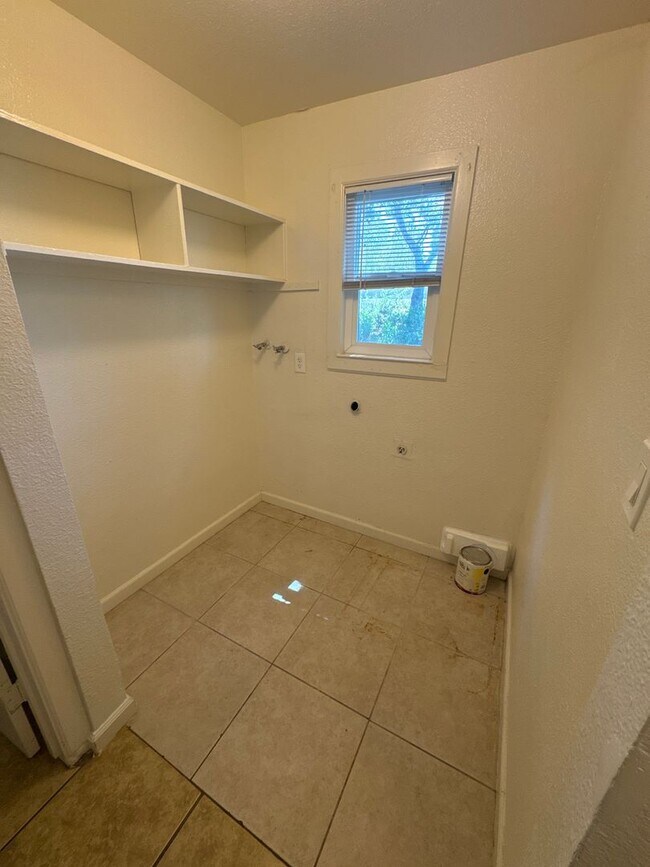Building Photo - 8821-8823 Kelley Dr