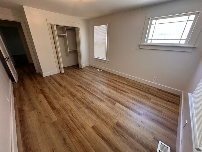 Building Photo - $895 - 2 bedroom/ 1 bathroom - Single Fami...