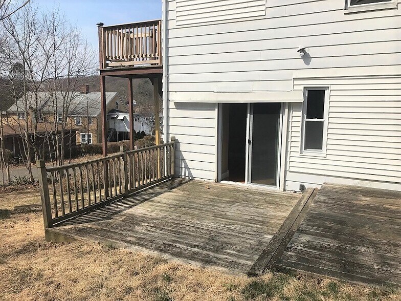 Building Photo - 156 Hill St