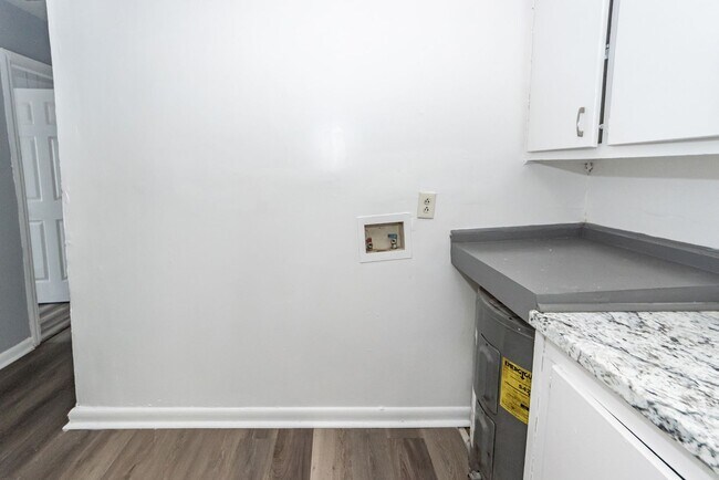 Building Photo - 3 Bedroom, 1 Bathroom Home in Waylyn Subdivision - North Charleston
