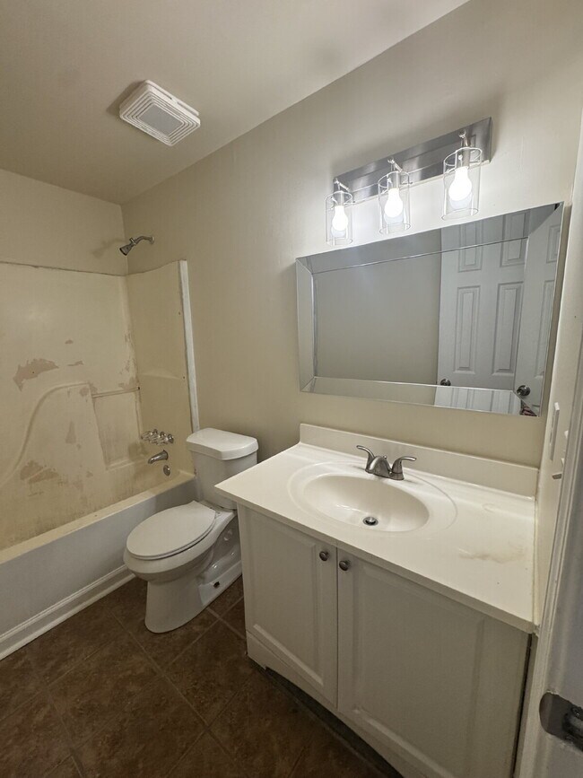 Building Photo - One Bedroom Apt Available For Immediate Oc...