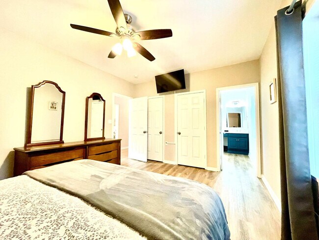 Building Photo - 2560 Hammond Dr