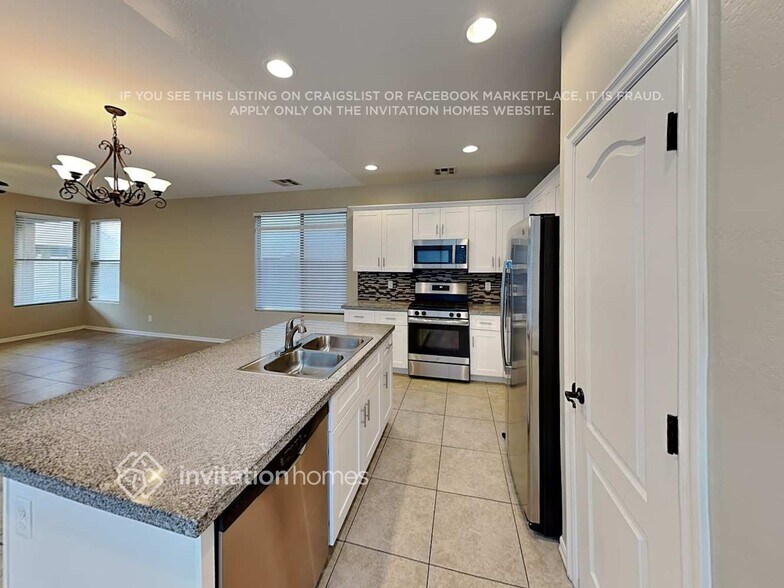 Building Photo - 14541 W Maui Ln