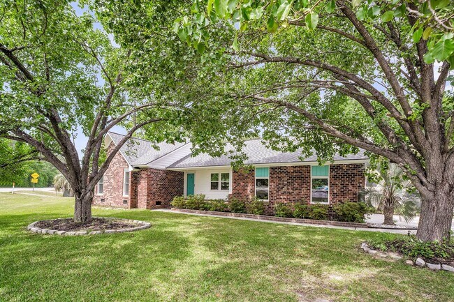 Building Photo - Comfortable Living with Modern Upgrades in Prime Goose Creek Location
