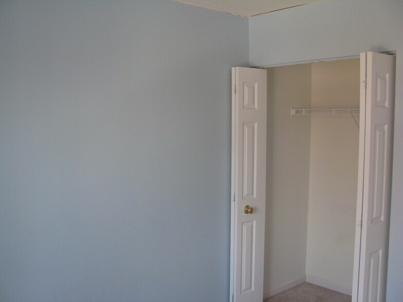 Building Photo - 985 S Court of Shorewood