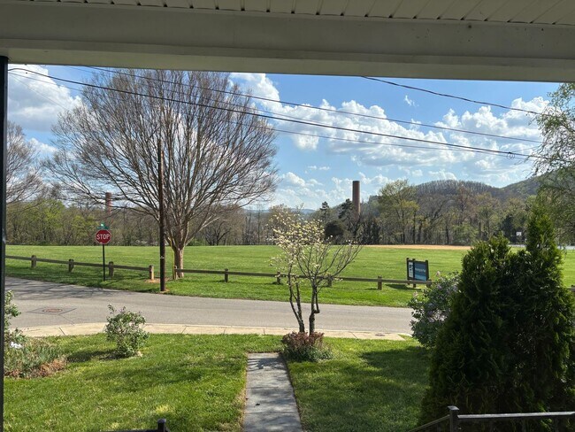 Building Photo - 950 Morgan Ave SE