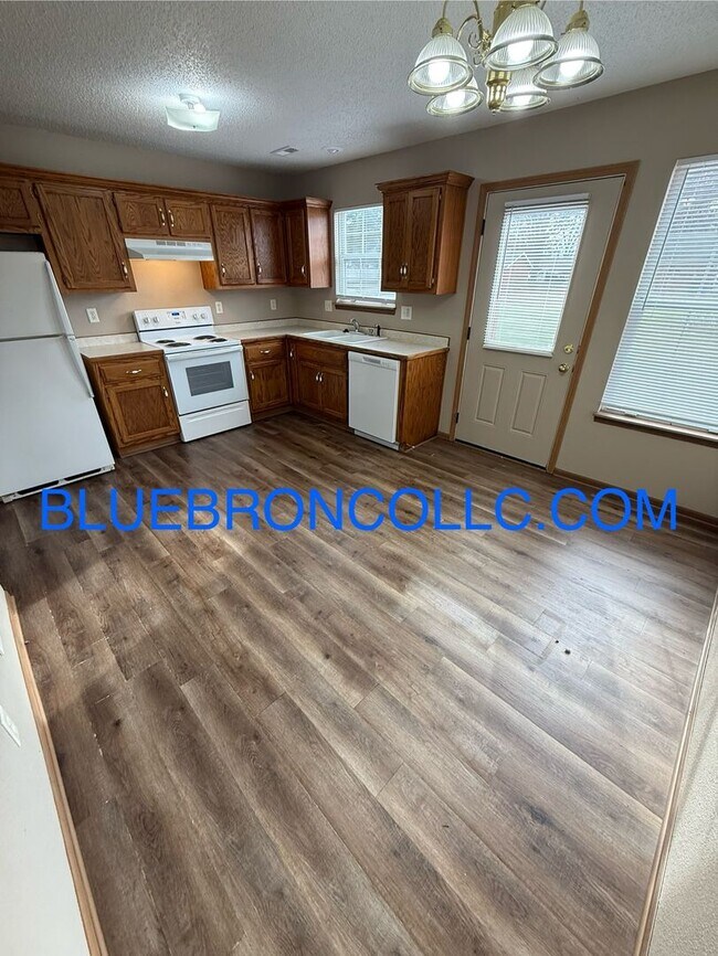 Building Photo - Lovely 2 bedroom townhome in Peculiar