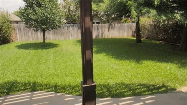 Building Photo - 5 bedroom 2.5 bathroom in Pecan Creek