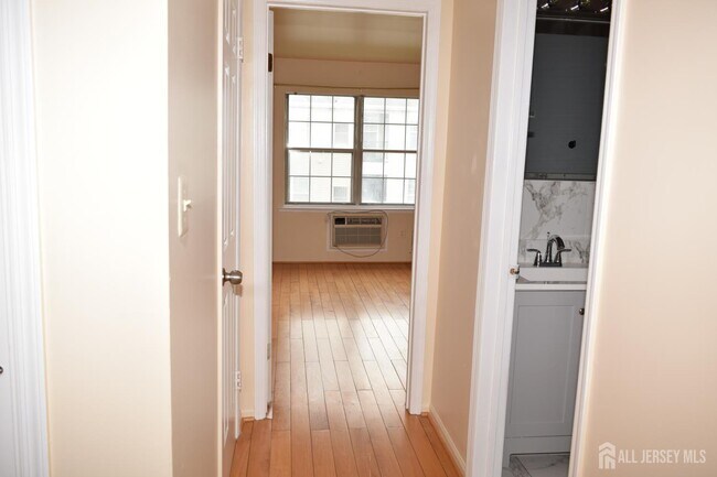 Building Photo - 31 Larch St