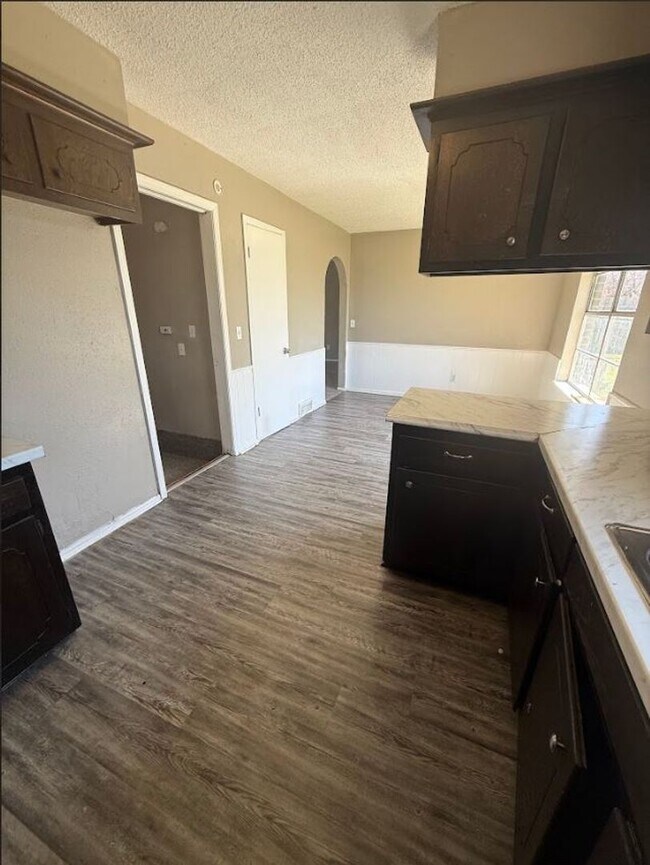 Building Photo - Charming 5 Bedroom House