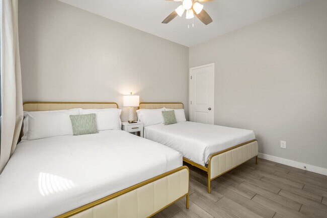 Building Photo - 6606 W Paradise Ln