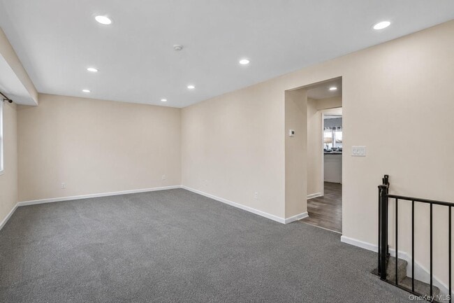 Building Photo - 150 Pointe Cir N