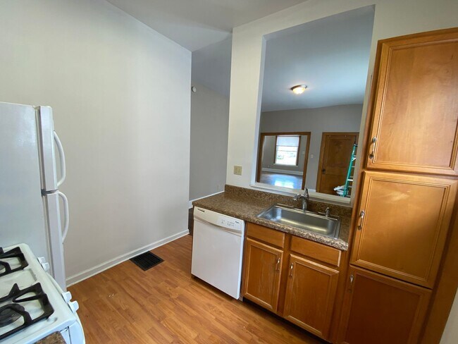 Building Photo - E Woodruff Ave 66-68 RGI