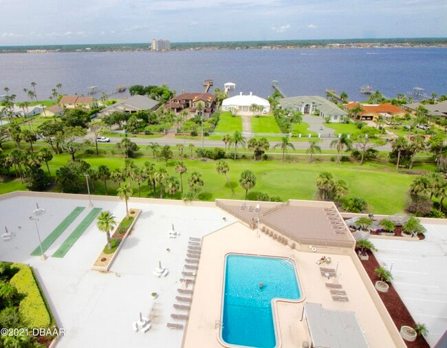 Building Photo - 1 Oceans W Blvd