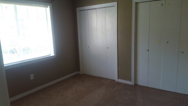 Building Photo - 105 Azalea Ave