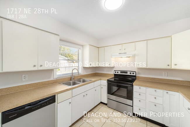 Building Photo - 1717 NE 28th Pl