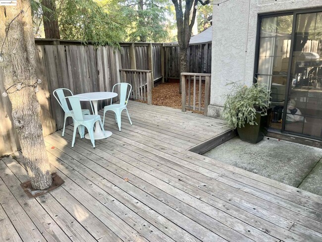 Building Photo - 600 Chandon Ct