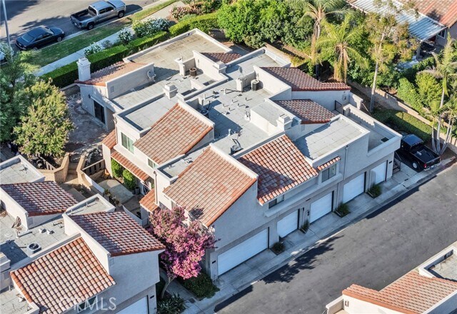 Building Photo - 9764 Huntington Dr